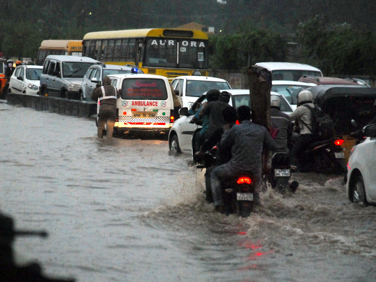 Heavy Rain in Hyderabad Photo Gallery - Sakshi14