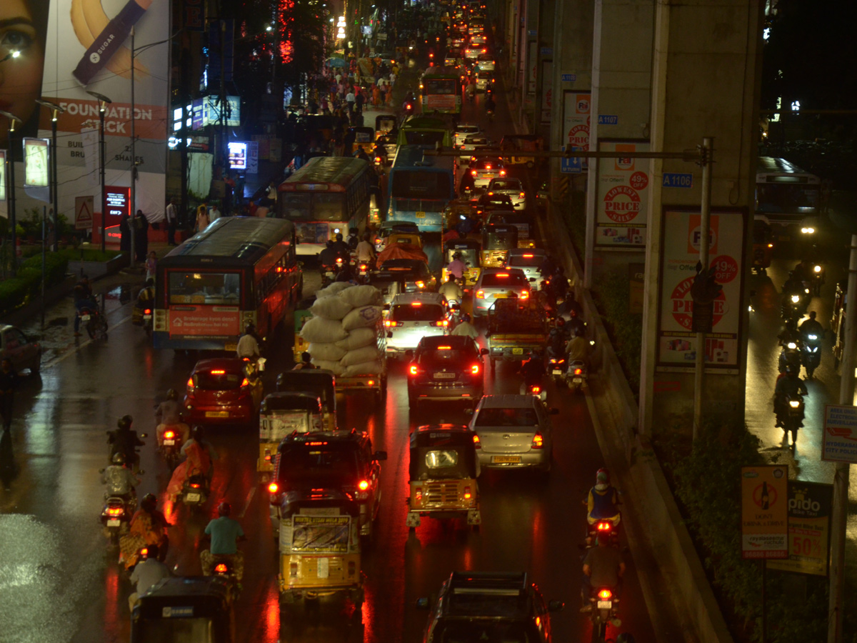 Heavy Rain in Hyderabad Photo Gallery - Sakshi17