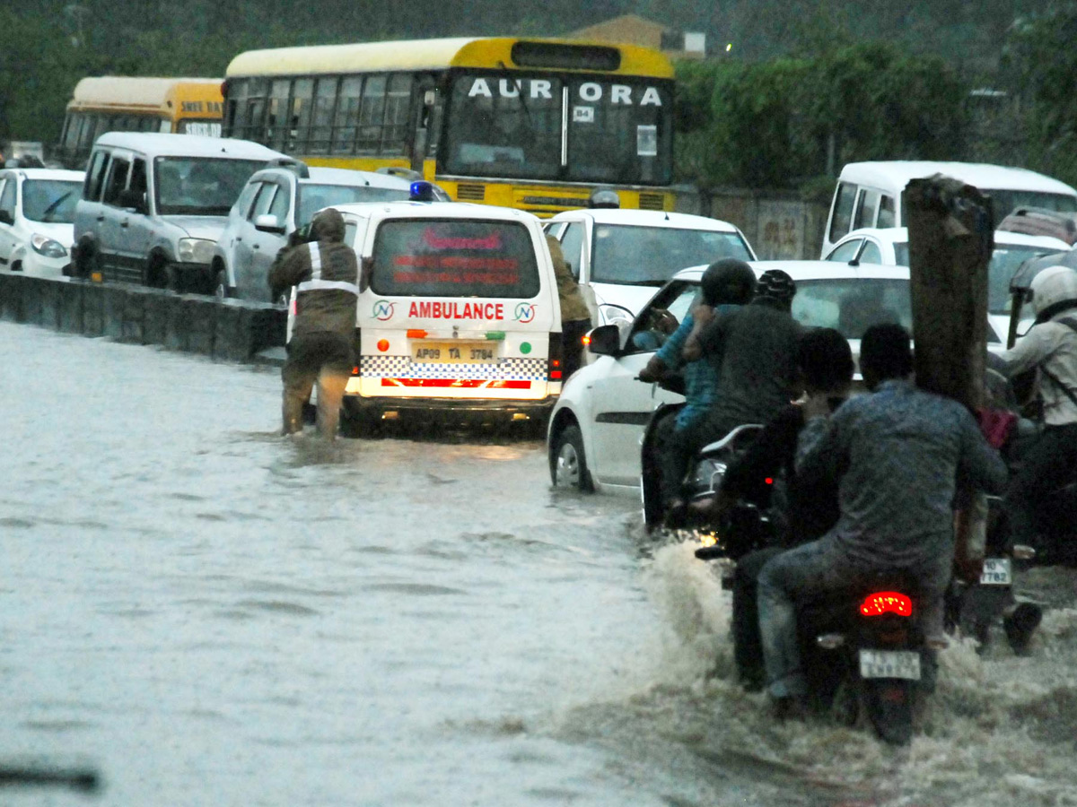 Heavy Rain in Hyderabad Photo Gallery - Sakshi25