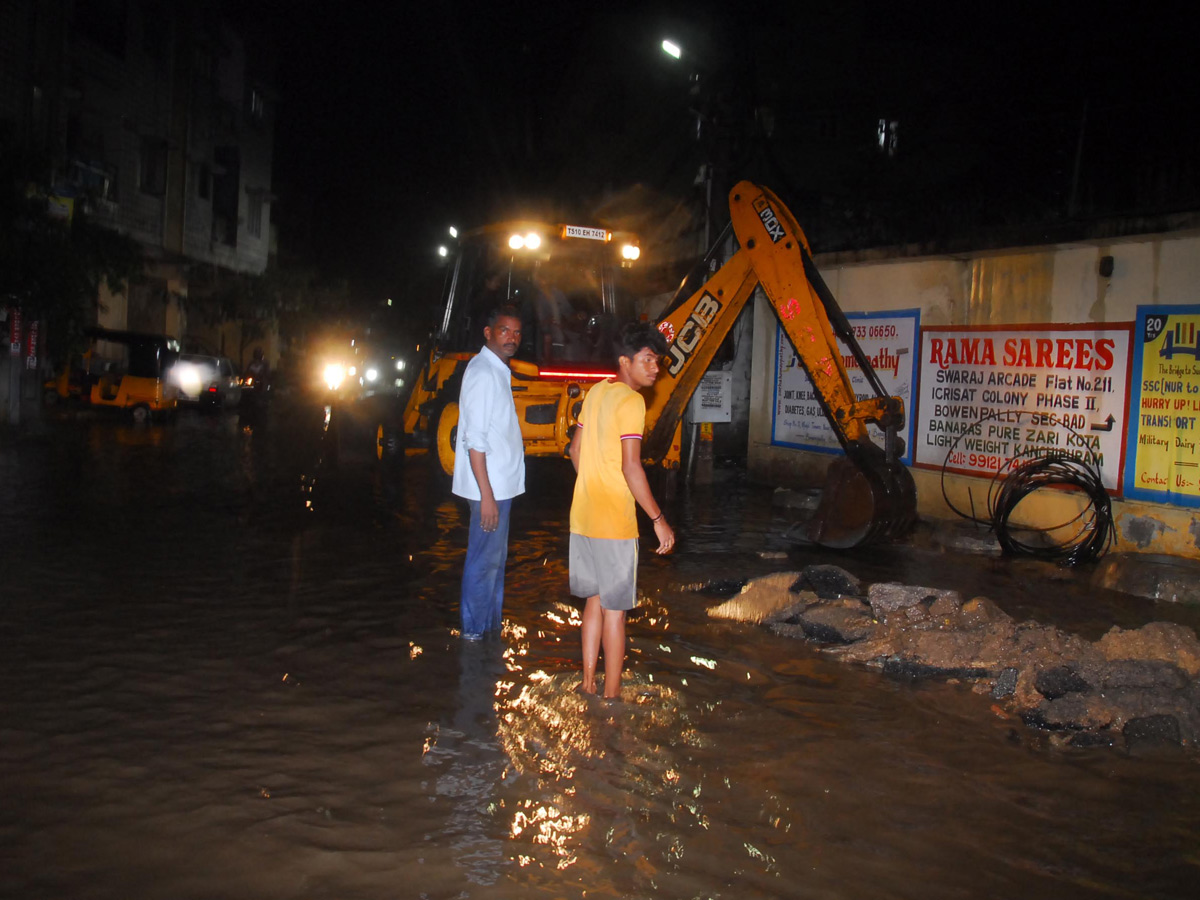 Heavy Rain in Hyderabad Photo Gallery - Sakshi27