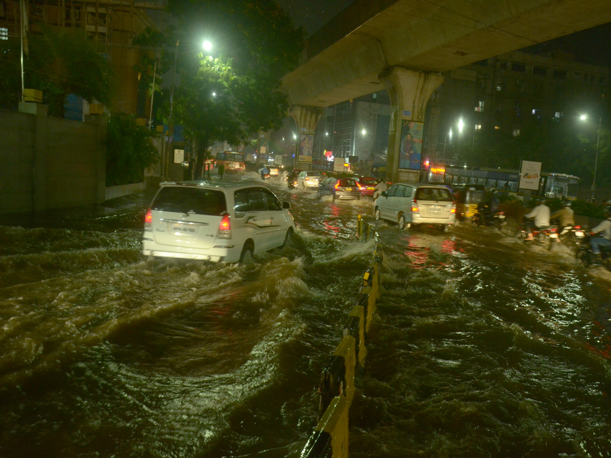 Heavy rain in Hyderabad Photo Gallery - Sakshi11