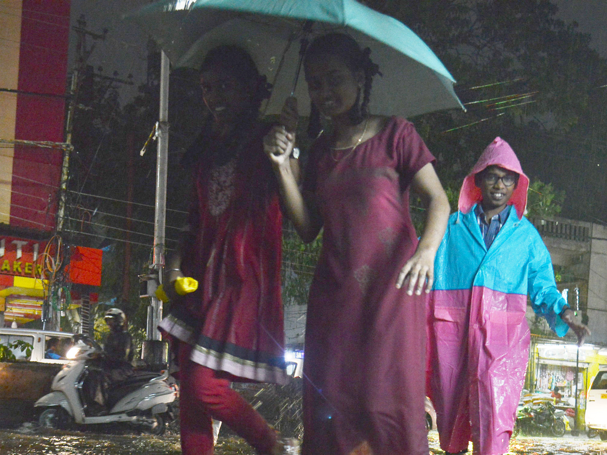 Heavy rain in Hyderabad Photo Gallery - Sakshi12