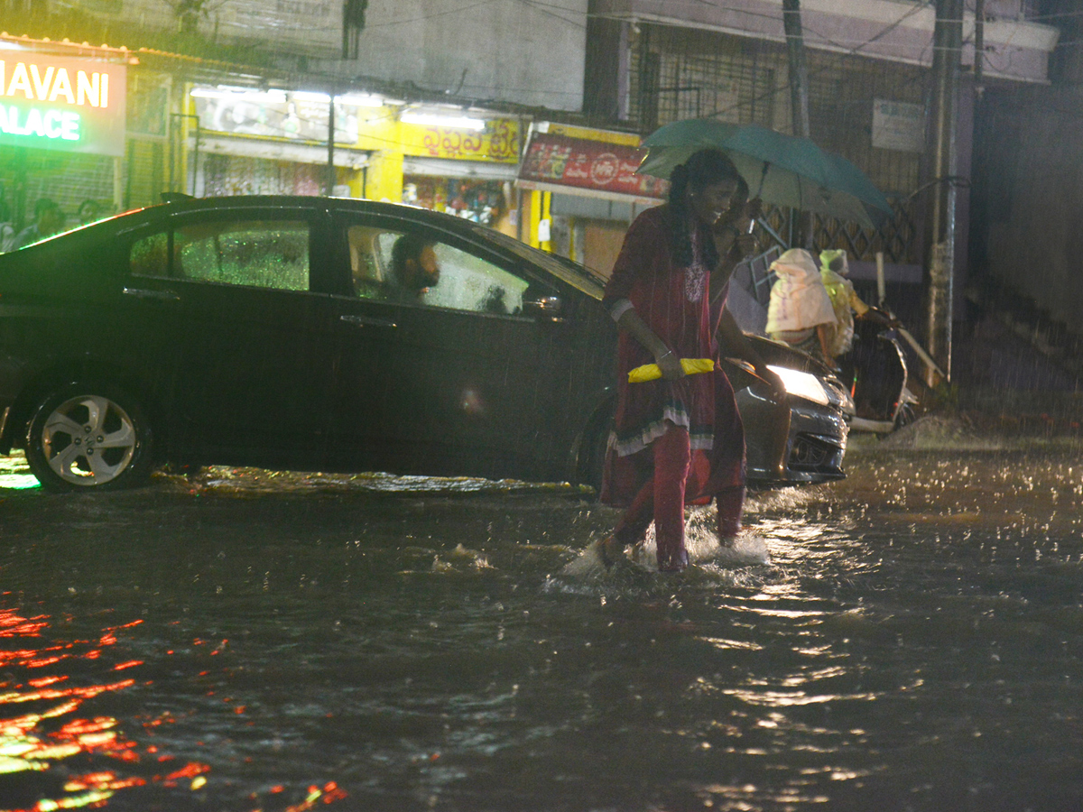 Heavy rain in Hyderabad Photo Gallery - Sakshi13