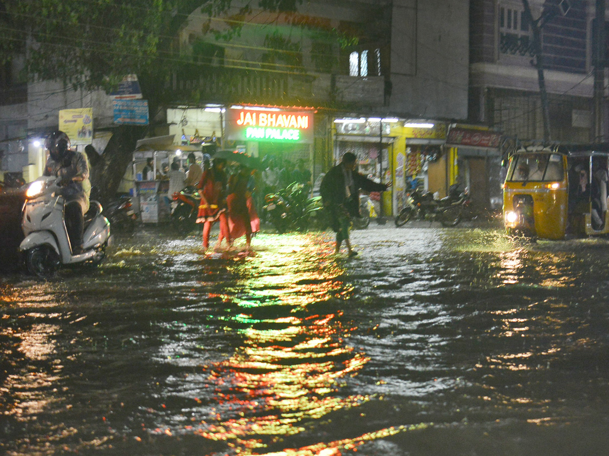 Heavy rain in Hyderabad Photo Gallery - Sakshi14