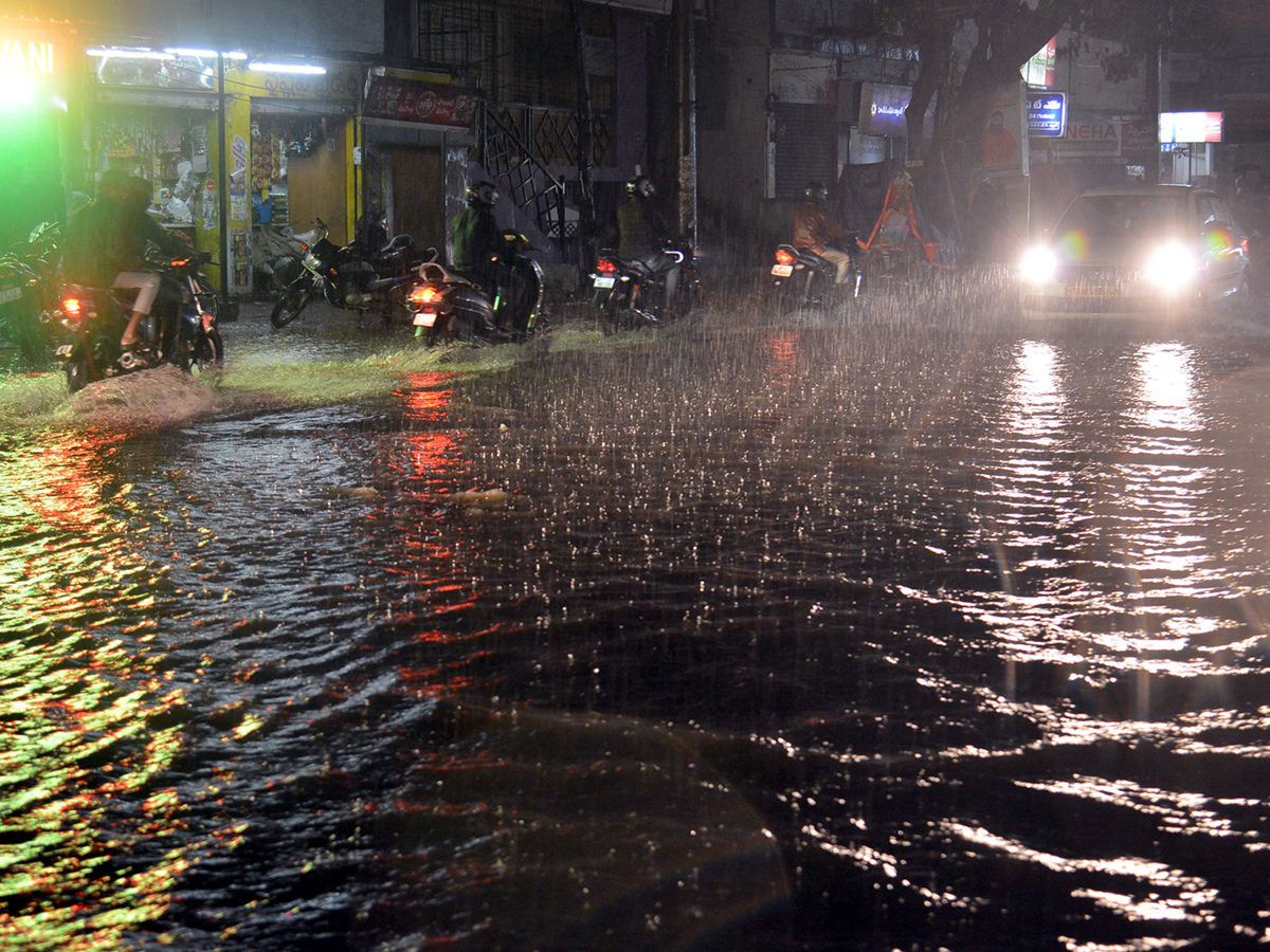 Heavy rain in Hyderabad Photo Gallery - Sakshi15