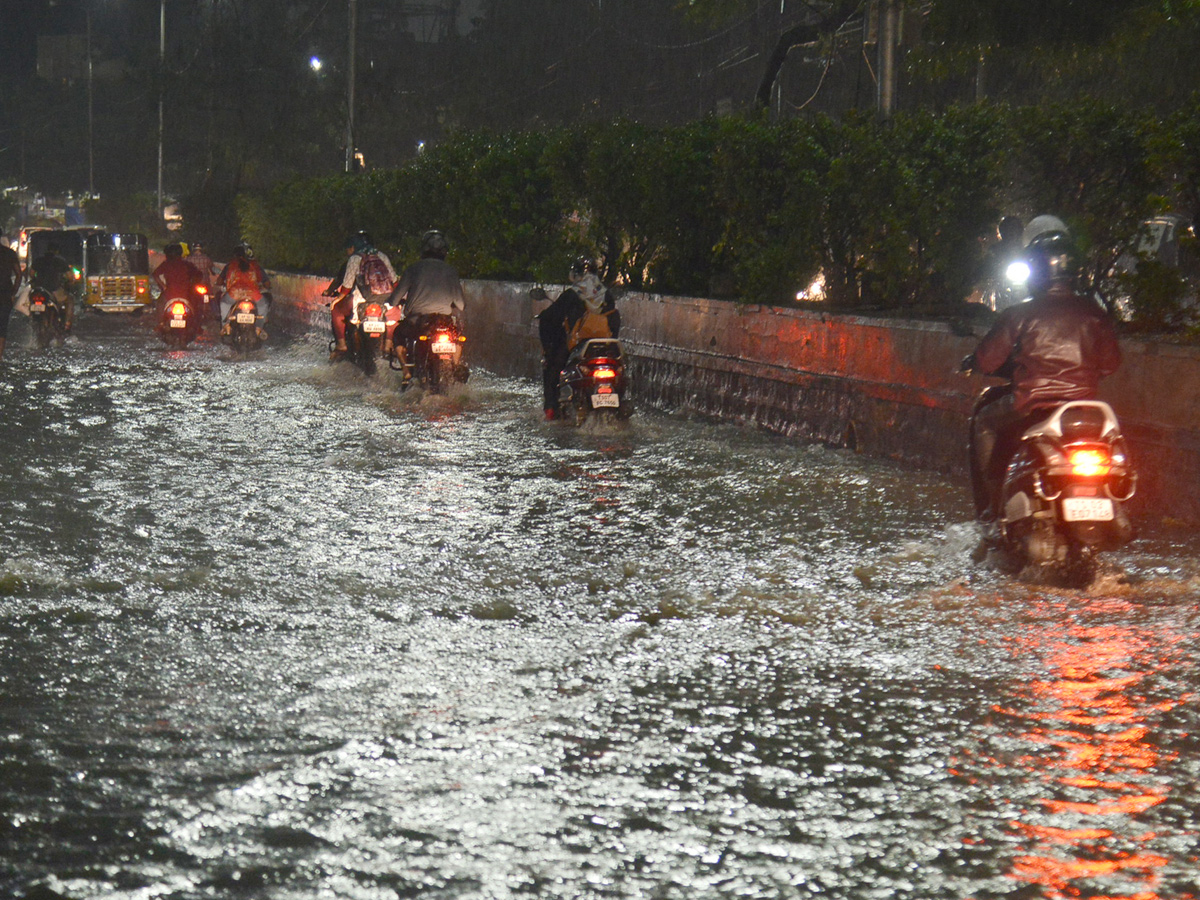 Heavy rain in Hyderabad Photo Gallery - Sakshi16