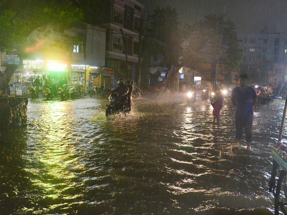 Heavy rain in Hyderabad Photo Gallery - Sakshi17