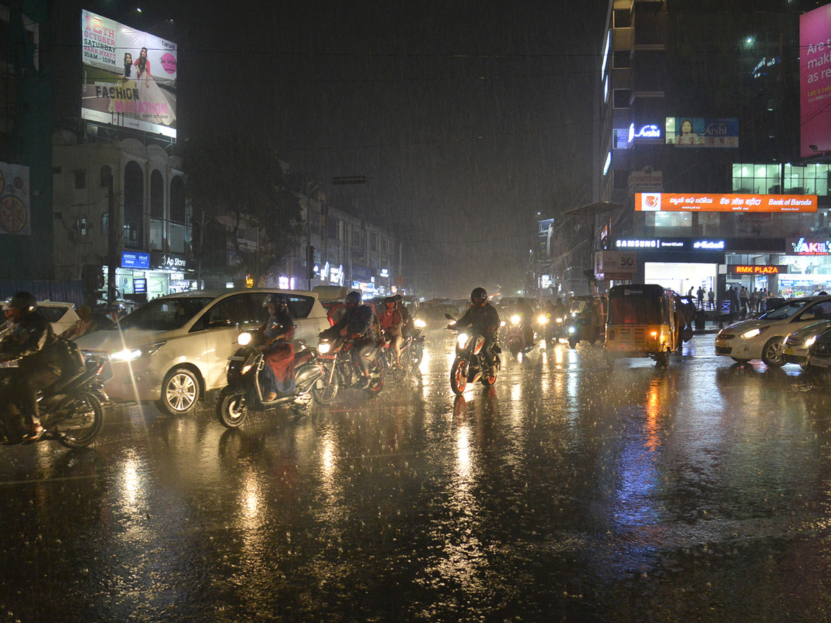 Heavy rain in Hyderabad Photo Gallery - Sakshi18