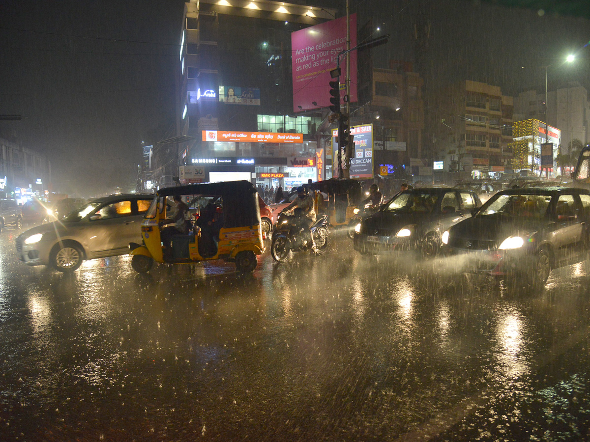 Heavy rain in Hyderabad Photo Gallery - Sakshi19