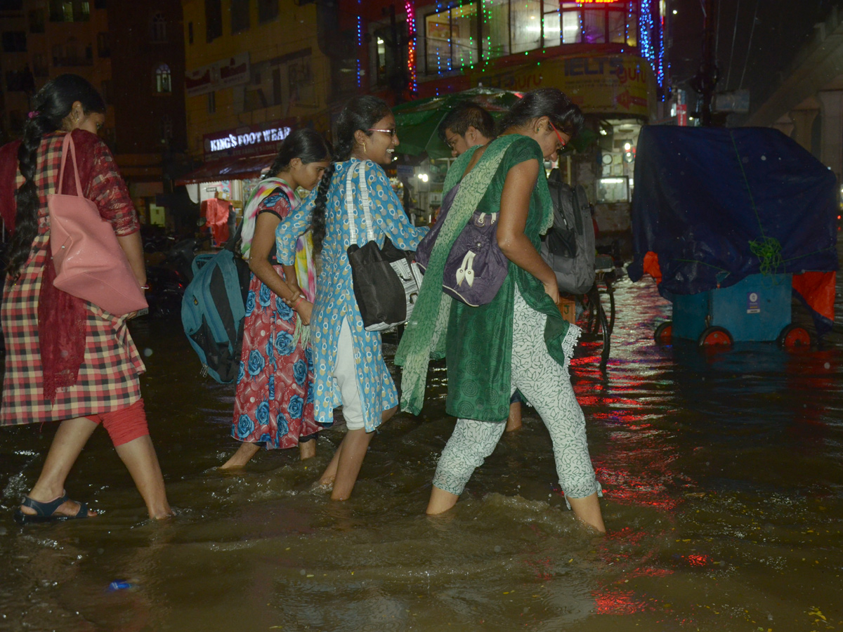 Heavy rain in Hyderabad Photo Gallery - Sakshi22