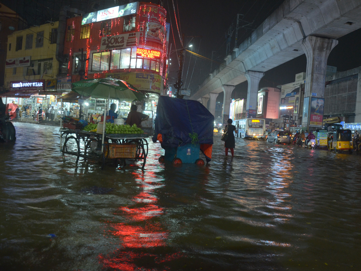 Heavy rain in Hyderabad Photo Gallery - Sakshi23