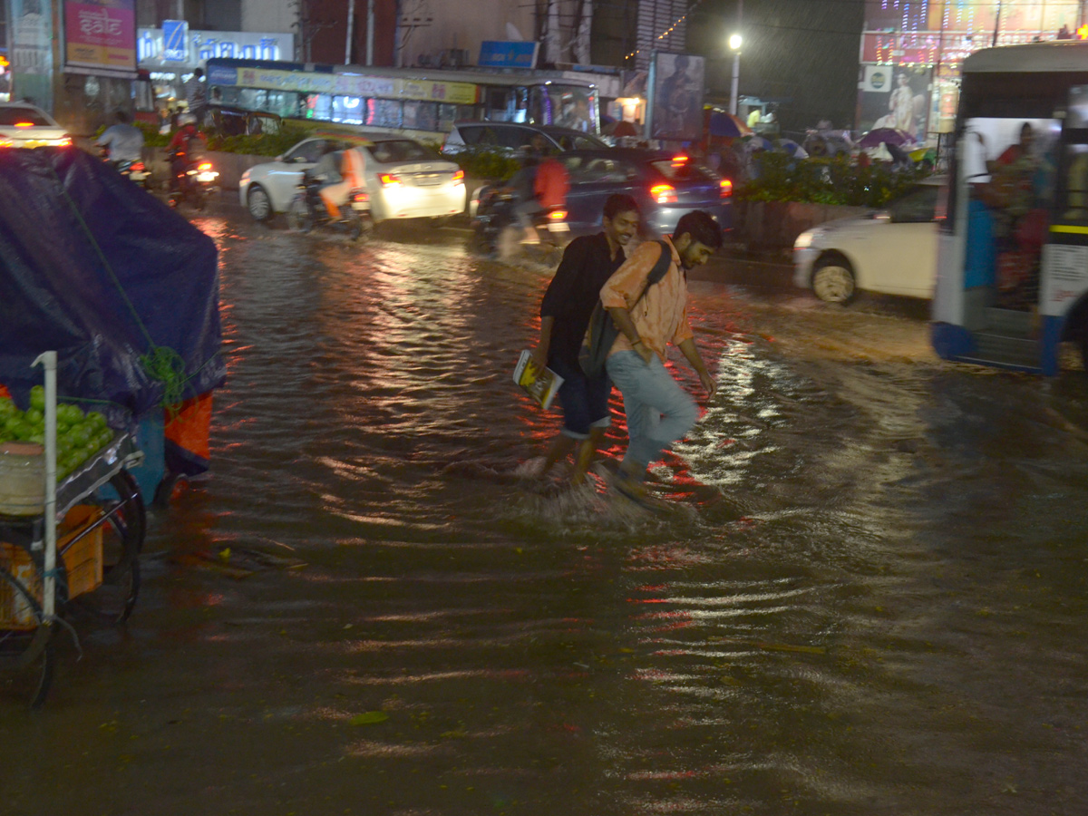 Heavy rain in Hyderabad Photo Gallery - Sakshi24