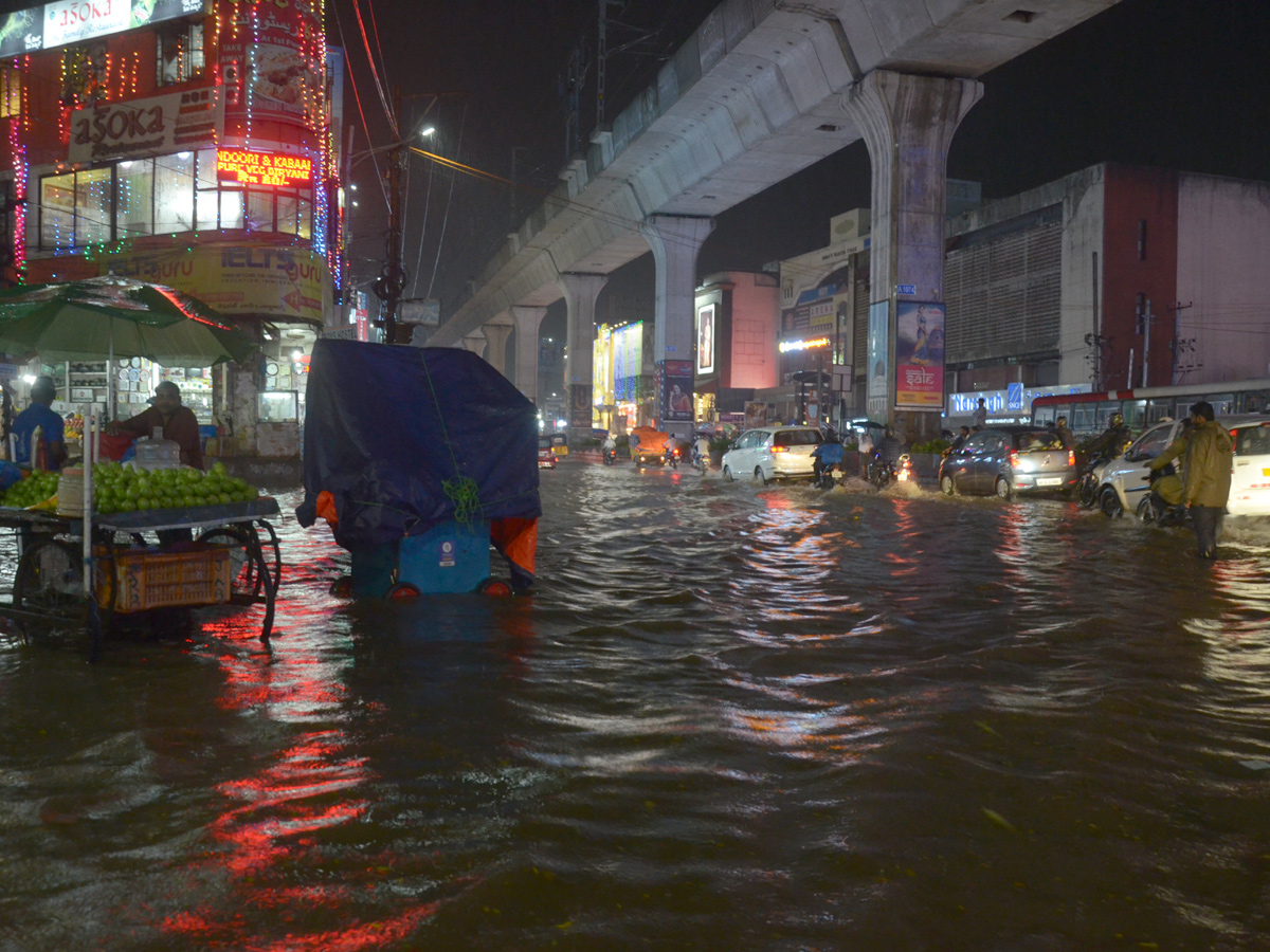 Heavy rain in Hyderabad Photo Gallery - Sakshi25