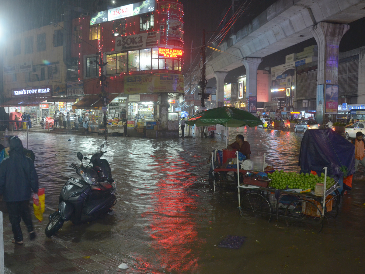 Heavy rain in Hyderabad Photo Gallery - Sakshi26