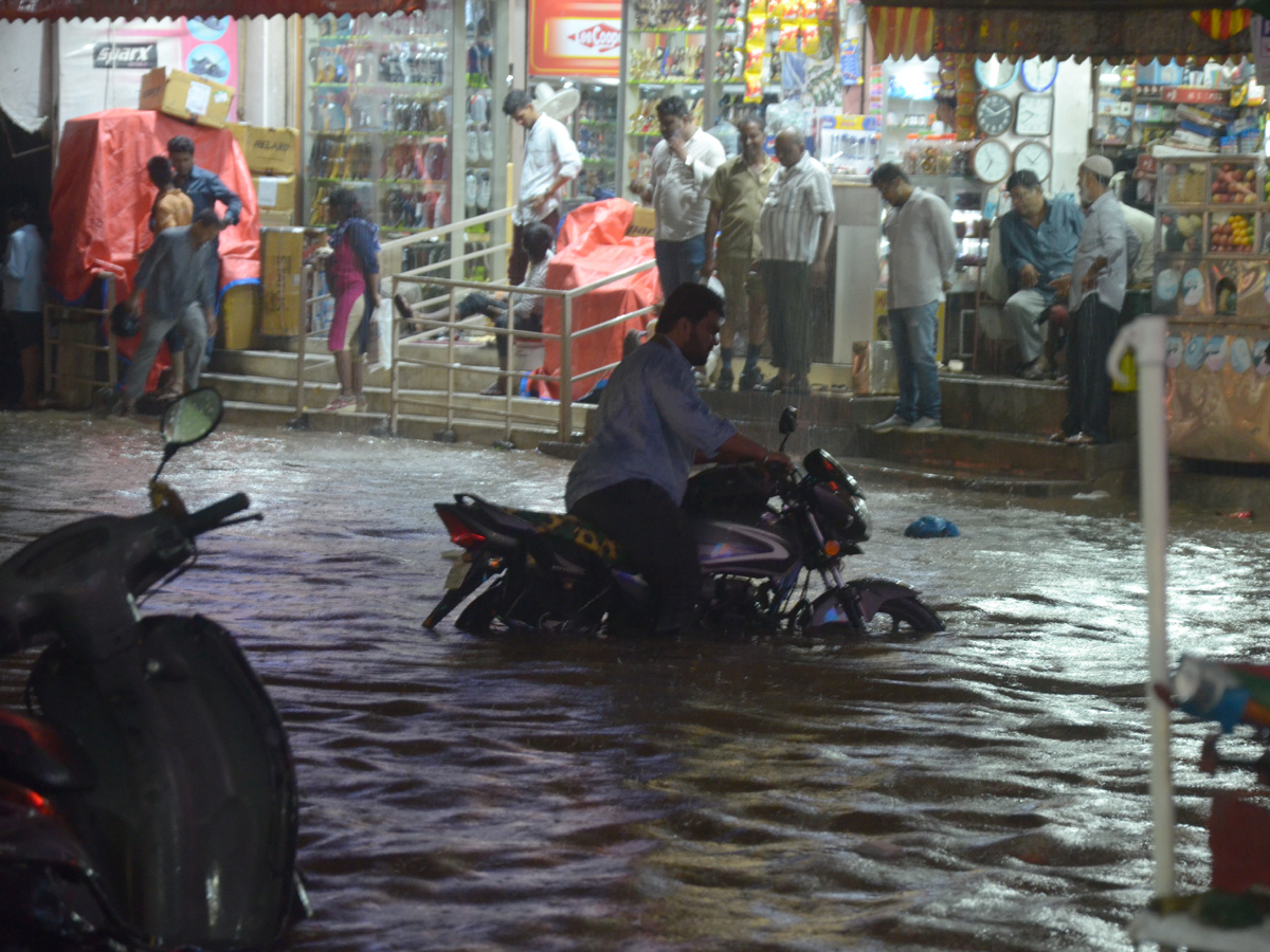 Heavy rain in Hyderabad Photo Gallery - Sakshi27