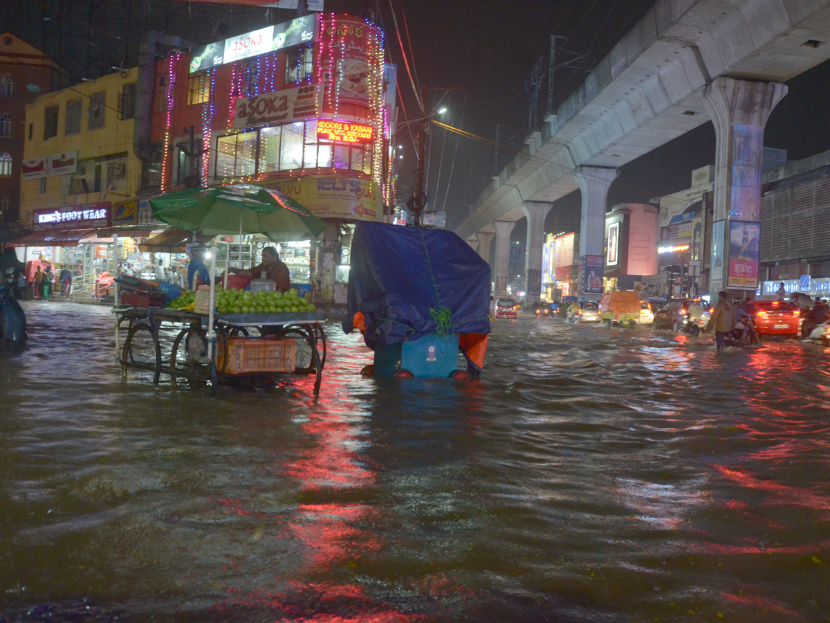 Heavy rain in Hyderabad Photo Gallery - Sakshi28