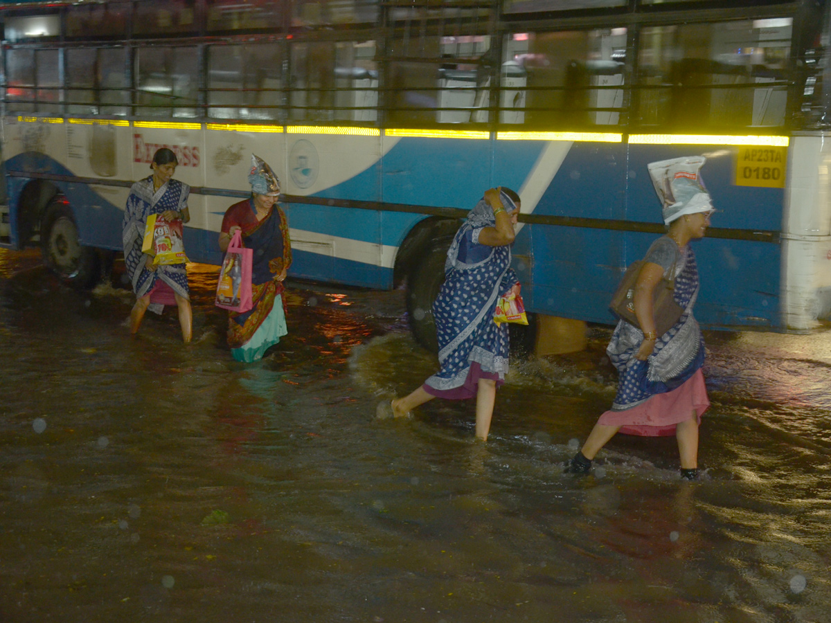 Heavy rain in Hyderabad Photo Gallery - Sakshi29