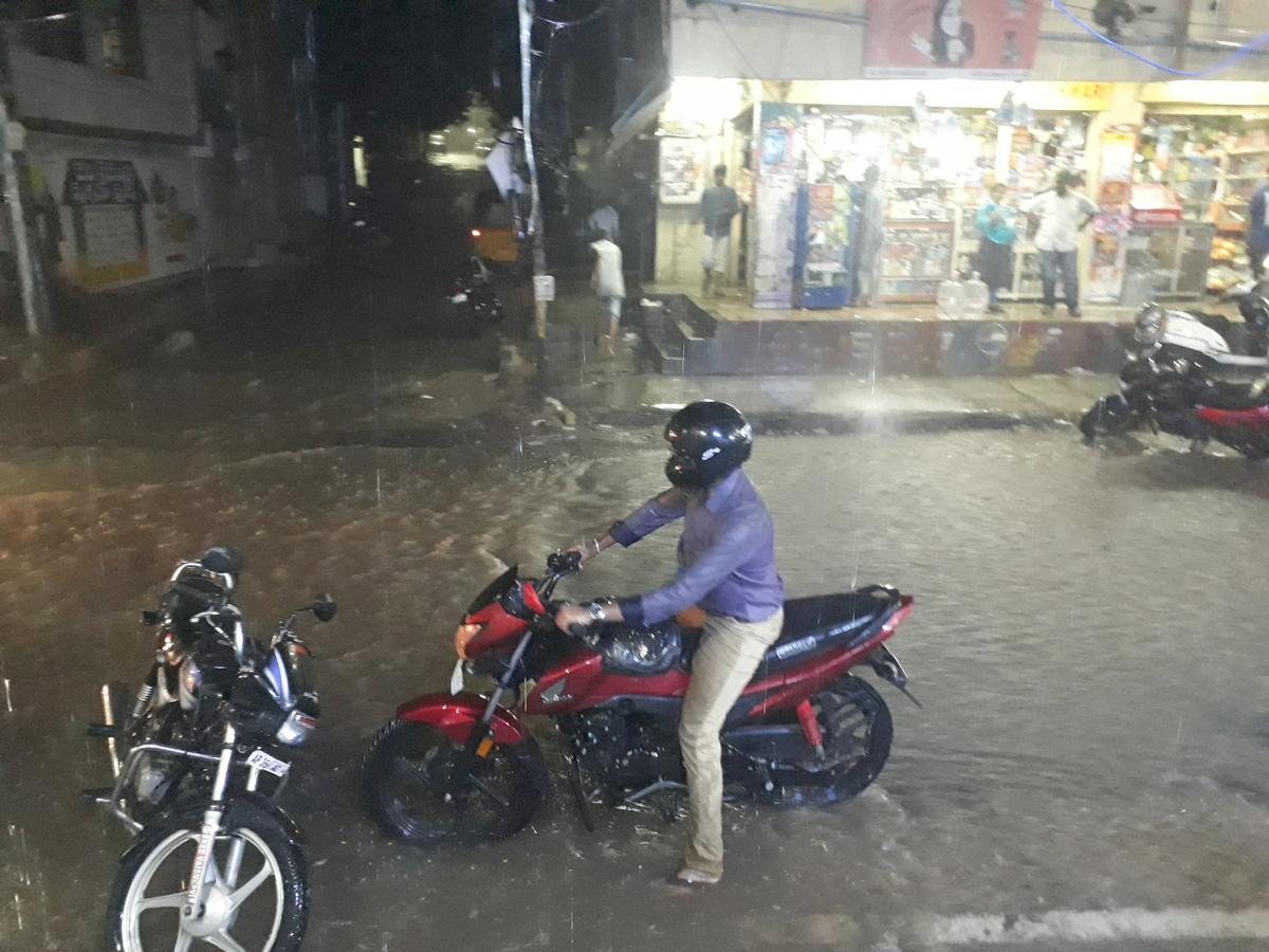 Heavy rain in Hyderabad Photo Gallery - Sakshi30