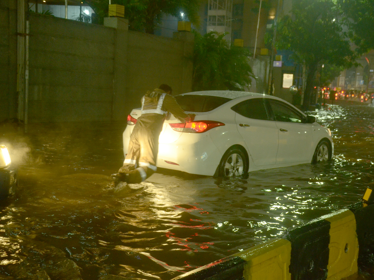 Heavy rain in Hyderabad Photo Gallery - Sakshi10