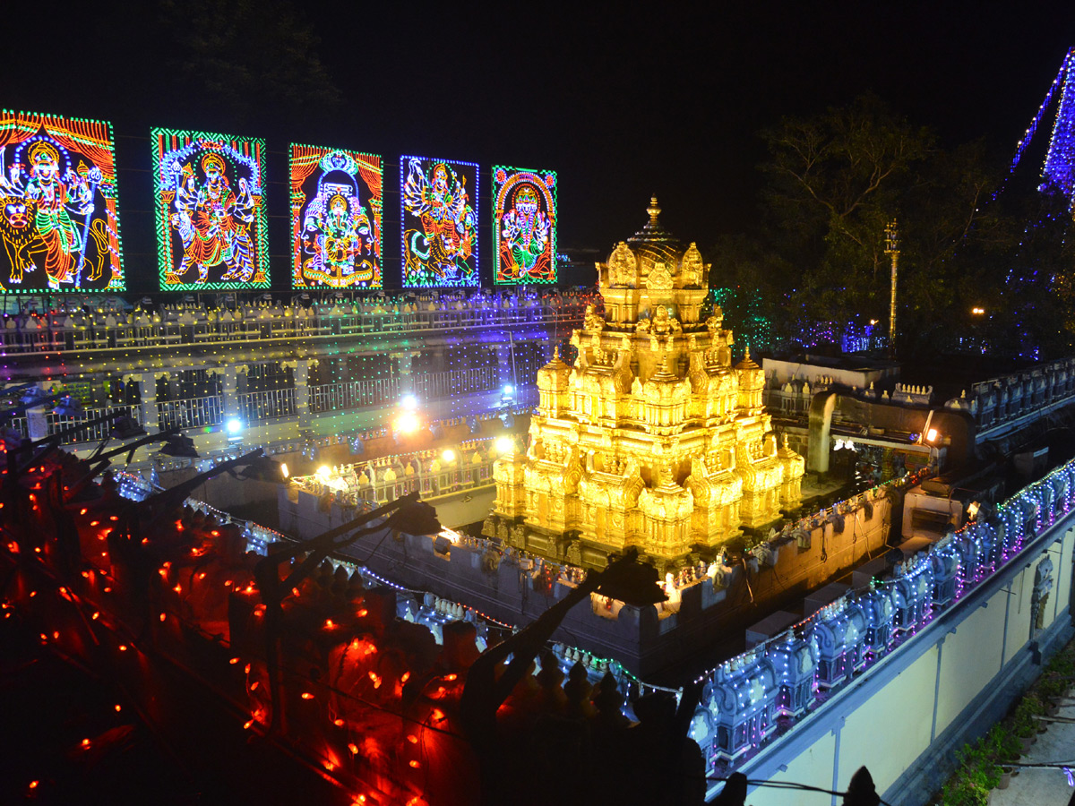 Vijayawada Kanaka Durga Temple Dasara Festival in Photo Gallery - Sakshi14