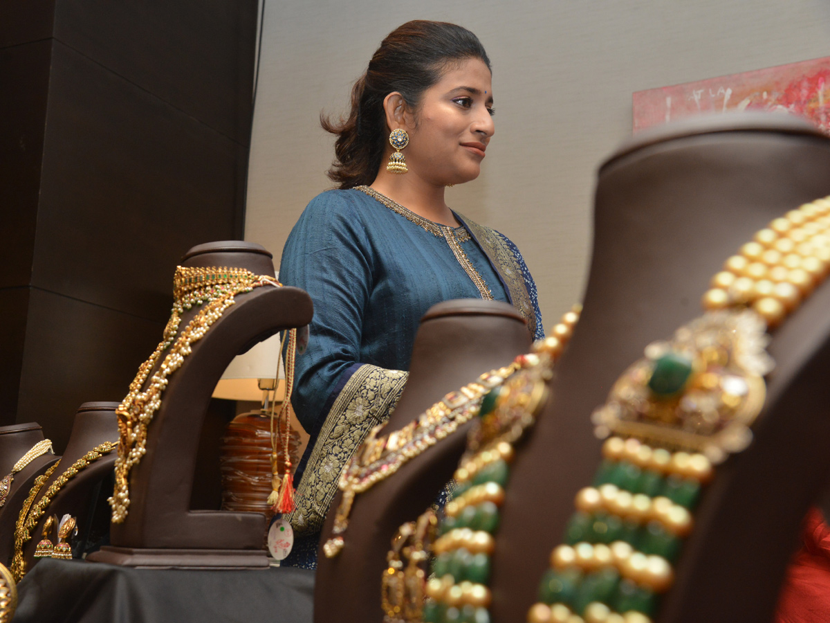 Syeraa Movie Jewellery Presentation By Chiru Daughter Sushmita - Sakshi3