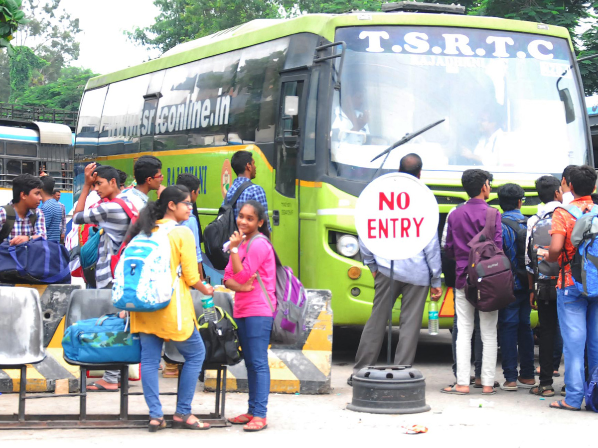 Hyderabad City Bus Stations Full of Rush Dussehra Festival  - Sakshi10