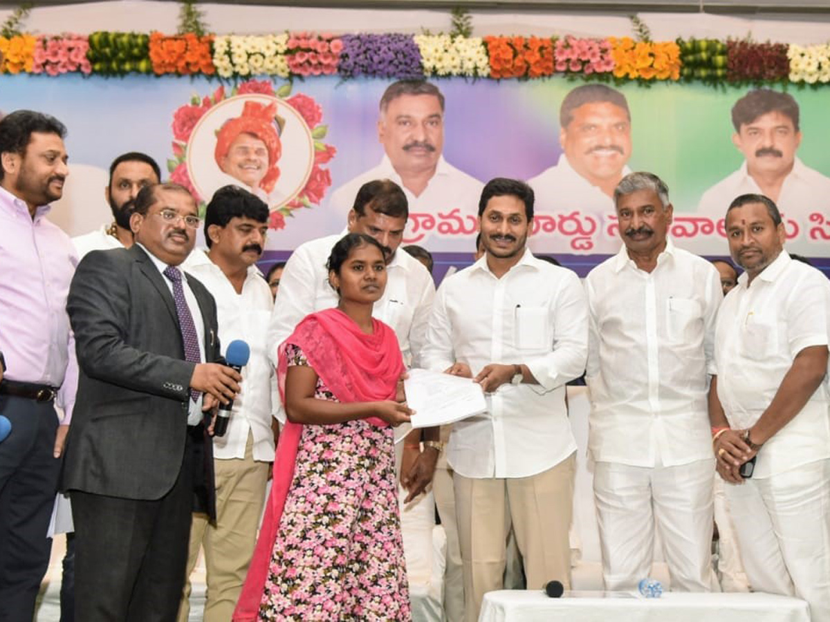 YS Jagan Handed Over Appointment Letters Ap Grama Ward Sachivalayam Candidates Photo Gallery - Sakshi1