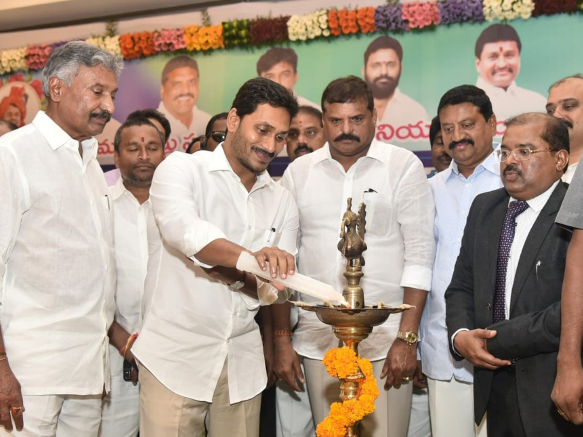 YS Jagan Handed Over Appointment Letters Ap Grama Ward Sachivalayam Candidates Photo Gallery - Sakshi2