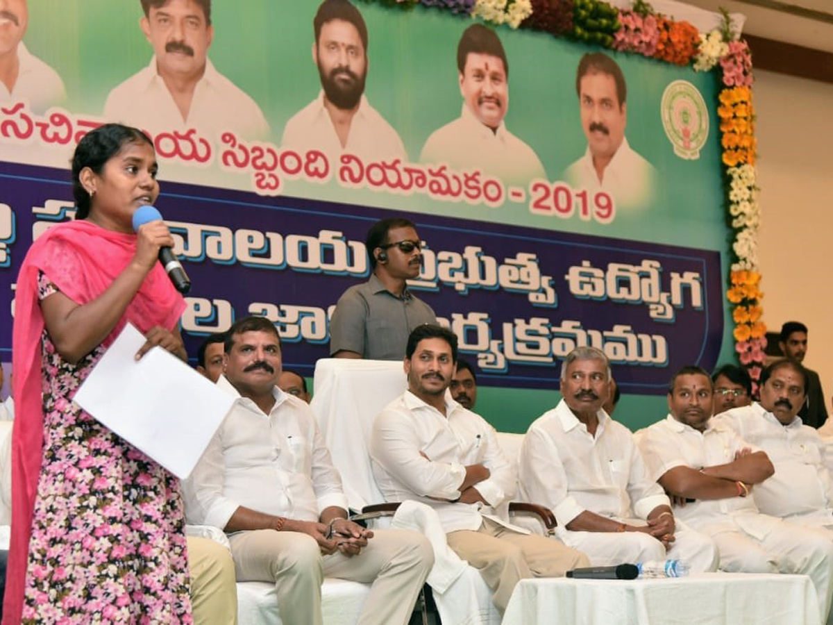 YS Jagan Handed Over Appointment Letters Ap Grama Ward Sachivalayam Candidates Photo Gallery - Sakshi3