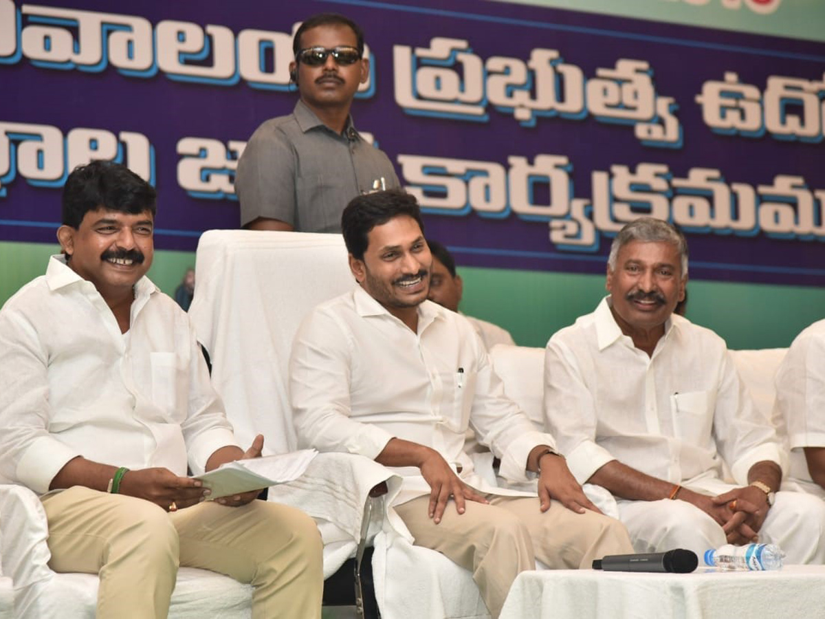 YS Jagan Handed Over Appointment Letters Ap Grama Ward Sachivalayam Candidates Photo Gallery - Sakshi5