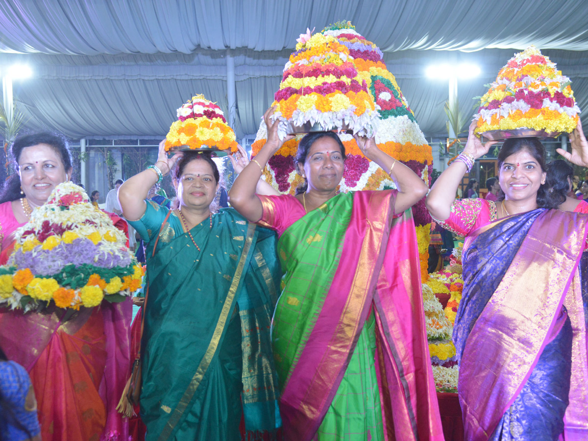  bathukamma celebrations in hyderabad Photo Gallery - Sakshi1