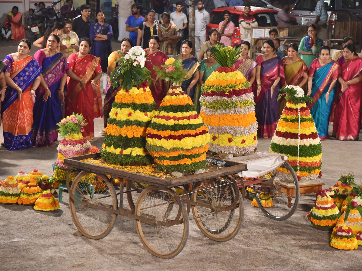  bathukamma celebrations in hyderabad Photo Gallery - Sakshi6