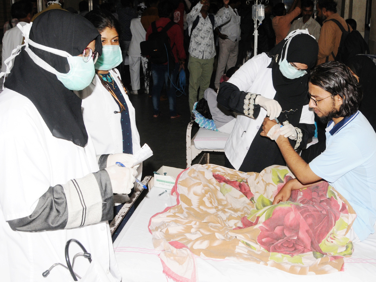  Health Minister Etela Rajender Inspected Fever Hospital In Nallakunta - Sakshi1