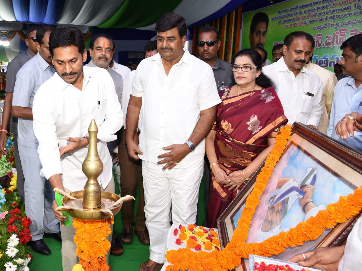 YS Jagan Mohan Reddy in Vista Srikakulam Photo Gallery - Sakshi2