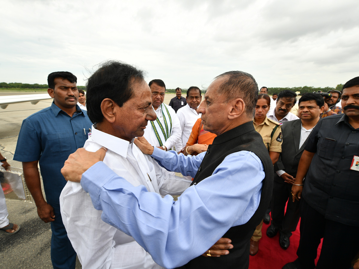 CM KCR Farewell To Governor ESL Narasimhan At Begumpet Airport Photo Gallery - Sakshi1