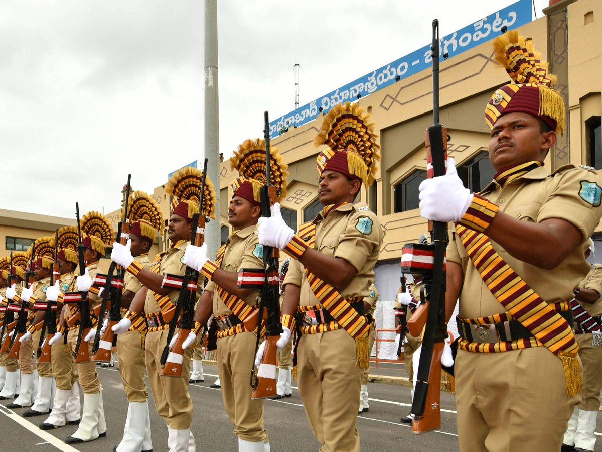 CM KCR Farewell To Governor ESL Narasimhan At Begumpet Airport Photo Gallery - Sakshi10