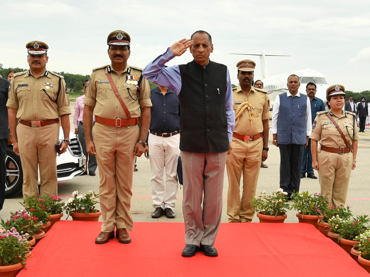 CM KCR Farewell To Governor ESL Narasimhan At Begumpet Airport Photo Gallery - Sakshi11