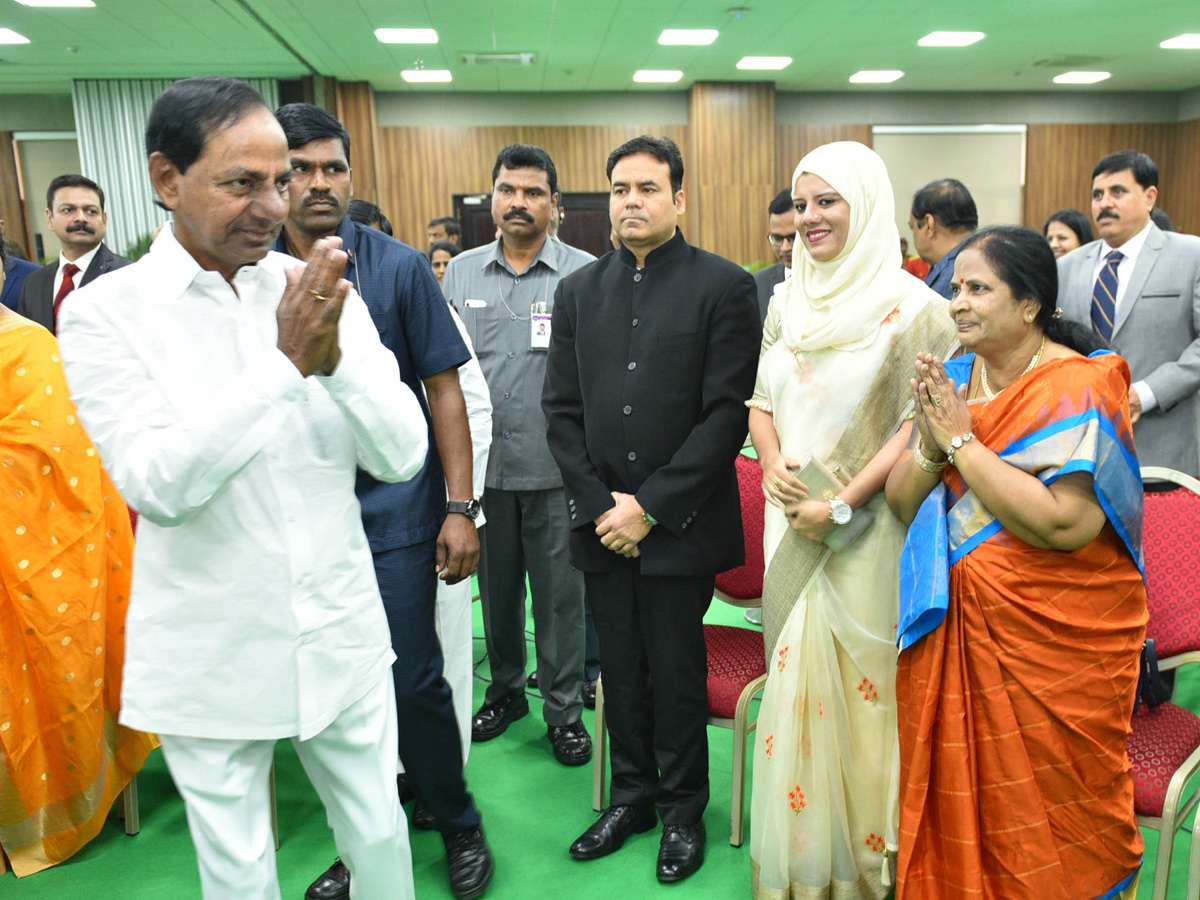 CM KCR Farewell To Governor ESL Narasimhan At Begumpet Airport Photo Gallery - Sakshi12