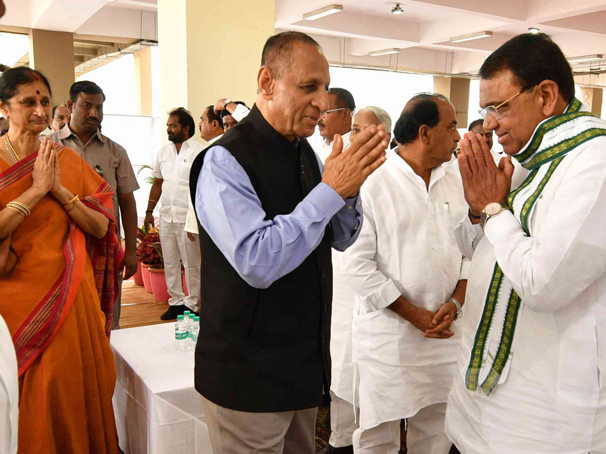 CM KCR Farewell To Governor ESL Narasimhan At Begumpet Airport Photo Gallery - Sakshi14