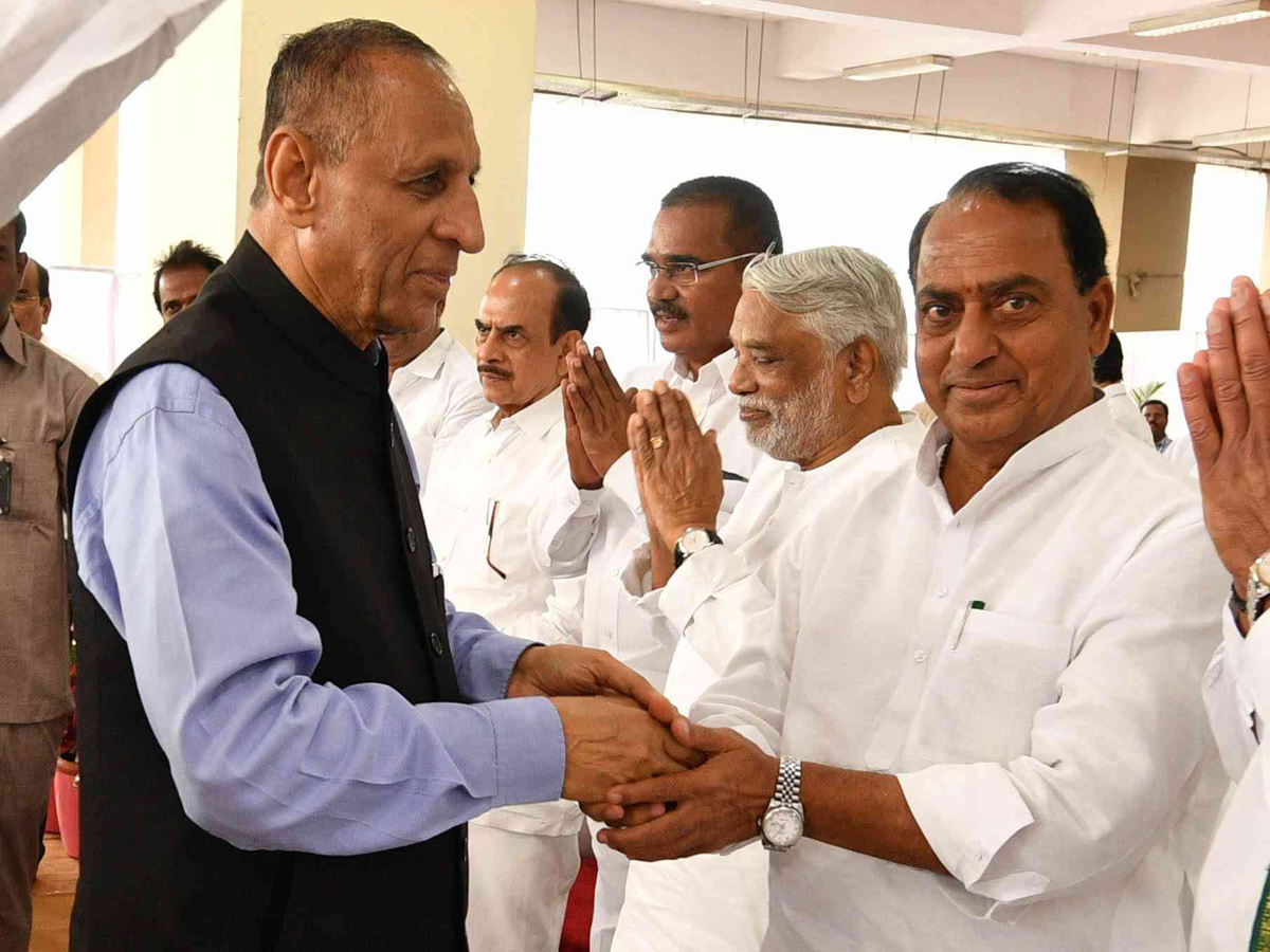 CM KCR Farewell To Governor ESL Narasimhan At Begumpet Airport Photo Gallery - Sakshi15