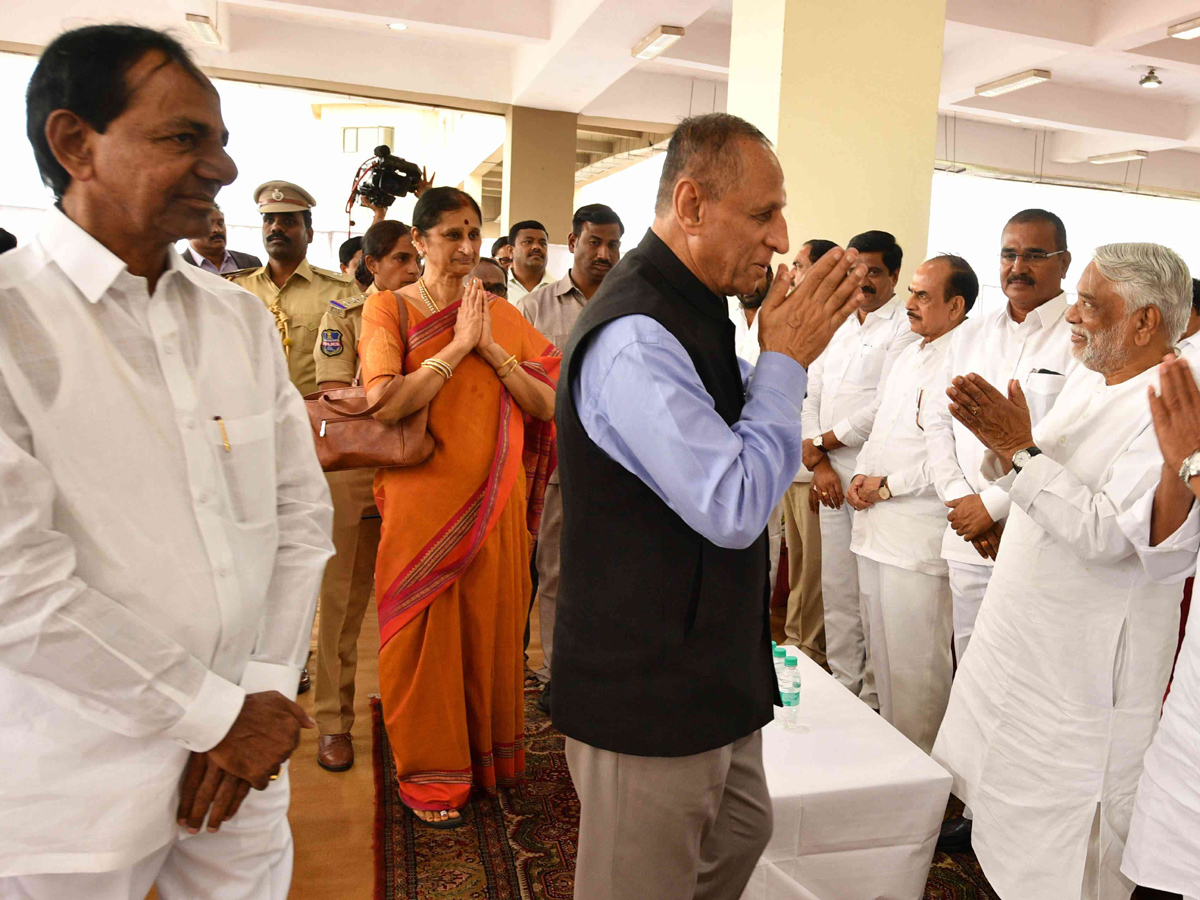 CM KCR Farewell To Governor ESL Narasimhan At Begumpet Airport Photo Gallery - Sakshi16