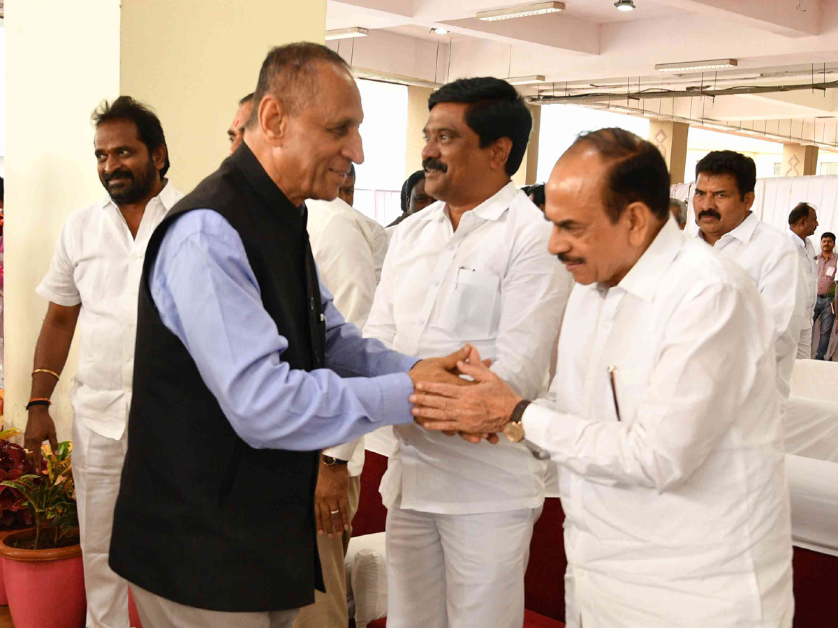 CM KCR Farewell To Governor ESL Narasimhan At Begumpet Airport Photo Gallery - Sakshi17