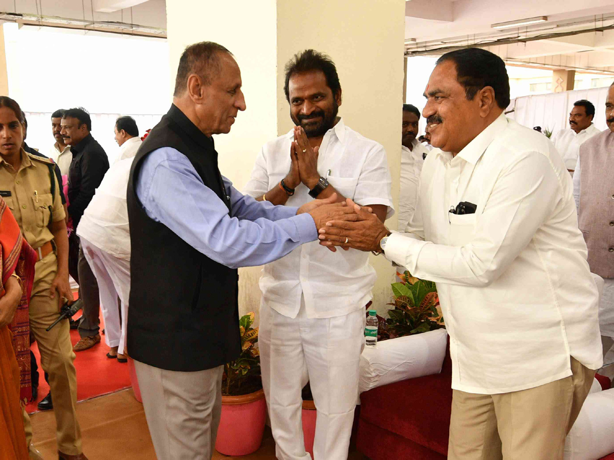 CM KCR Farewell To Governor ESL Narasimhan At Begumpet Airport Photo Gallery - Sakshi18