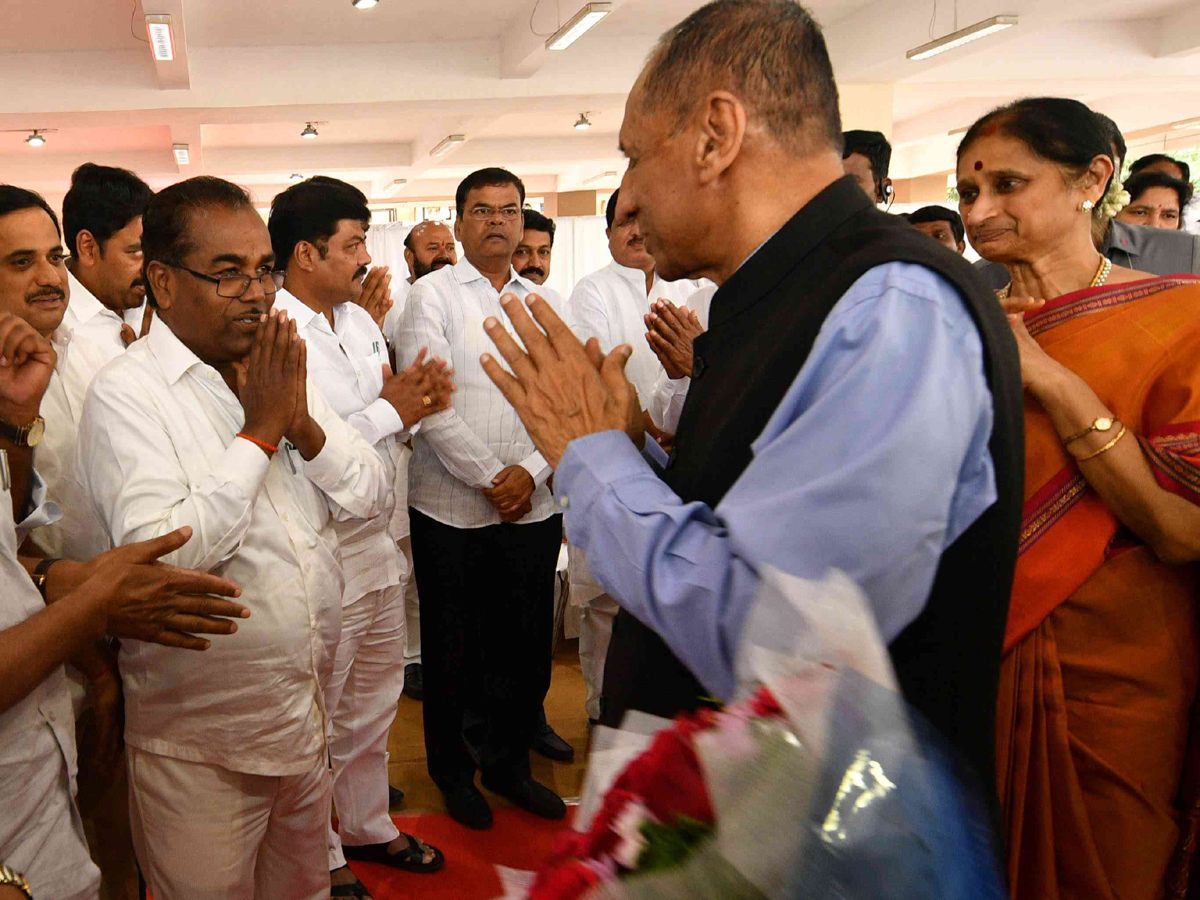 CM KCR Farewell To Governor ESL Narasimhan At Begumpet Airport Photo Gallery - Sakshi19