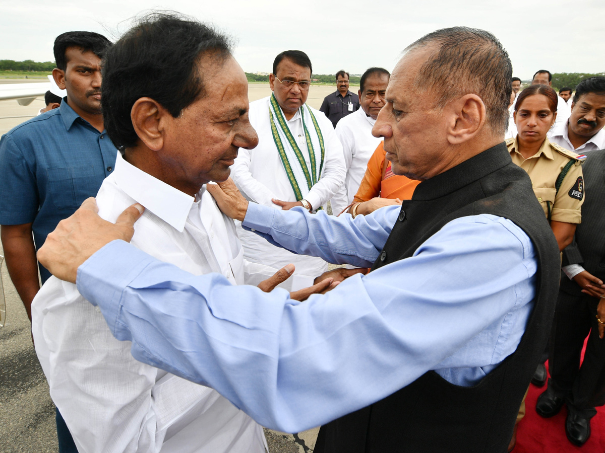 CM KCR Farewell To Governor ESL Narasimhan At Begumpet Airport Photo Gallery - Sakshi2