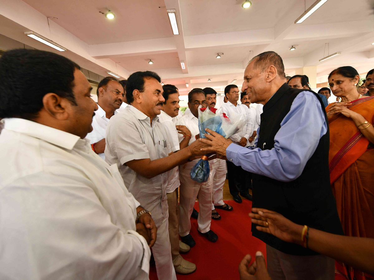 CM KCR Farewell To Governor ESL Narasimhan At Begumpet Airport Photo Gallery - Sakshi20