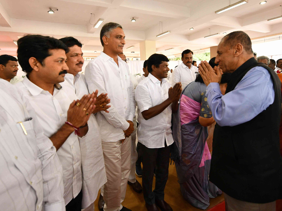 CM KCR Farewell To Governor ESL Narasimhan At Begumpet Airport Photo Gallery - Sakshi21