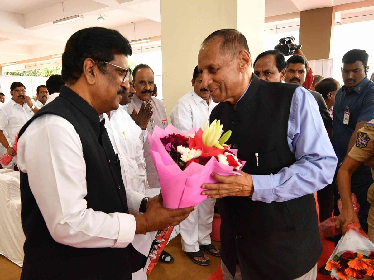 CM KCR Farewell To Governor ESL Narasimhan At Begumpet Airport Photo Gallery - Sakshi23