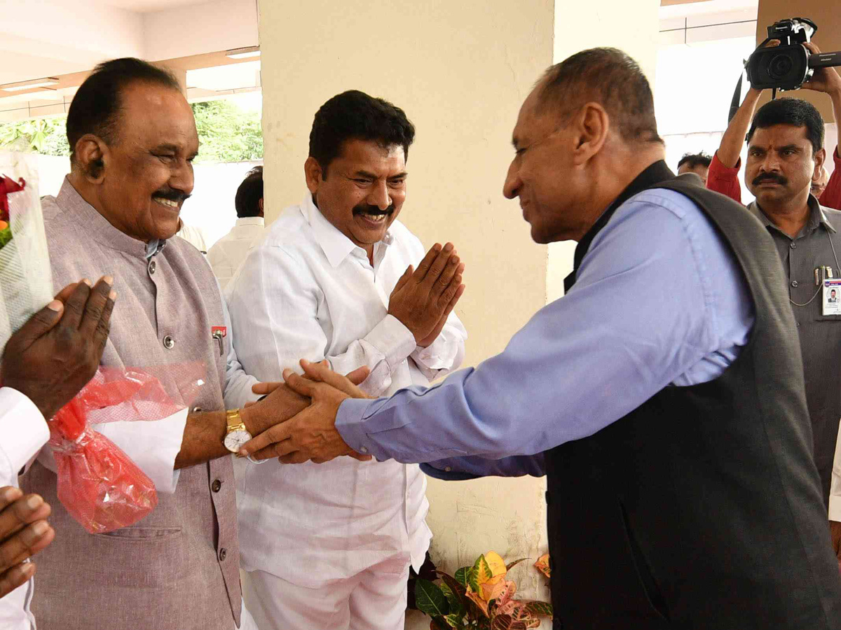 CM KCR Farewell To Governor ESL Narasimhan At Begumpet Airport Photo Gallery - Sakshi24