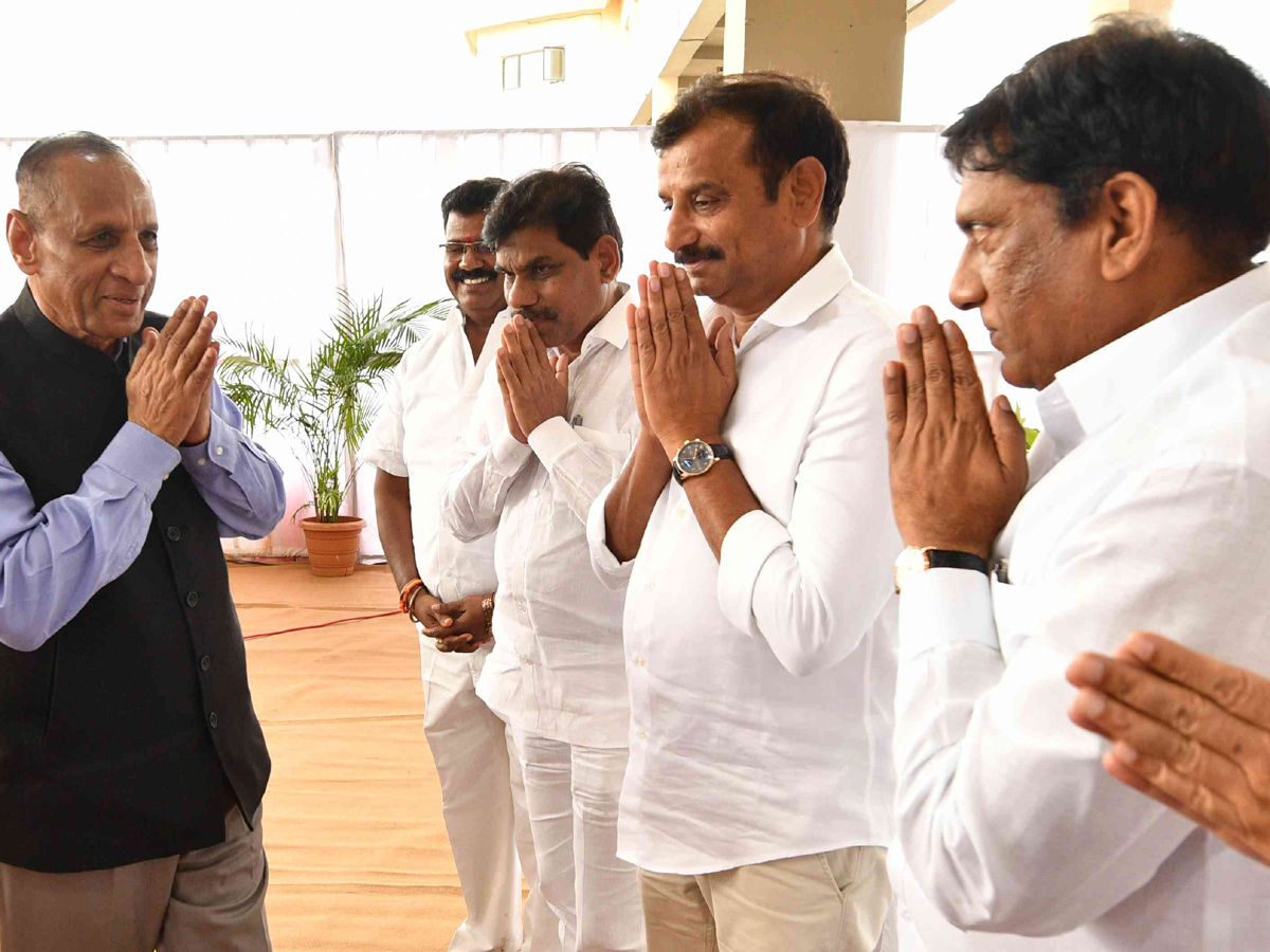 CM KCR Farewell To Governor ESL Narasimhan At Begumpet Airport Photo Gallery - Sakshi25